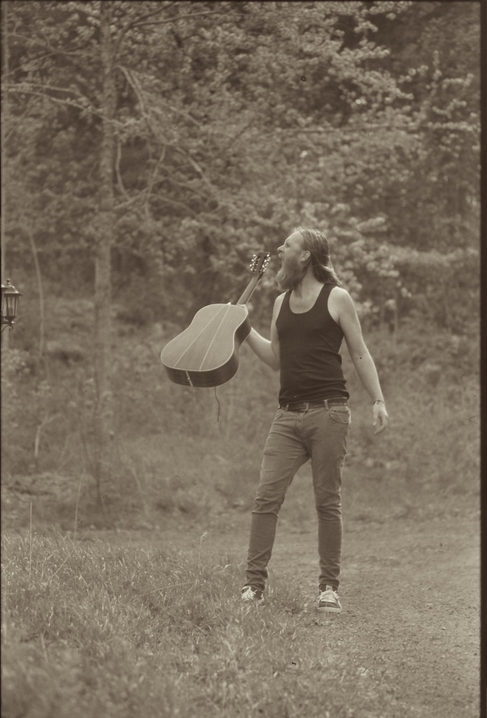 Sist gang jeg hadde med en gitar inn i de svenske skoger. 